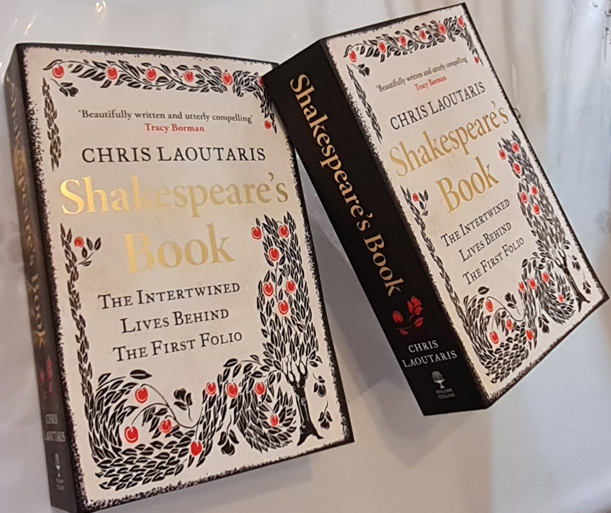 It's #WorldTheatreDay2024!! The First Folio preserved 18 Shakespeare plays that may have been lost. It's amazing to think how many theatre productions were, and will be, produced because of those who created the First Folio. Read their remarkabke story in SHAKESPEARE'S BOOK!! 👇