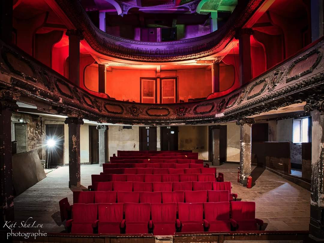 🎭 Quoi de mieux que de terminer cette "Journée Mondiale du Théâtre" avec une belle photo de notre salle! Juste pour le plaisir des yeux 👀