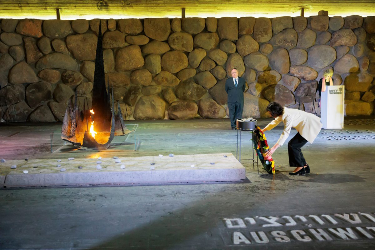 Intense moment of emotion at Yad Vashem to pay tribute to the victims of the Holocaust and to denounce all forms of hatred. Never again! #WeRemember