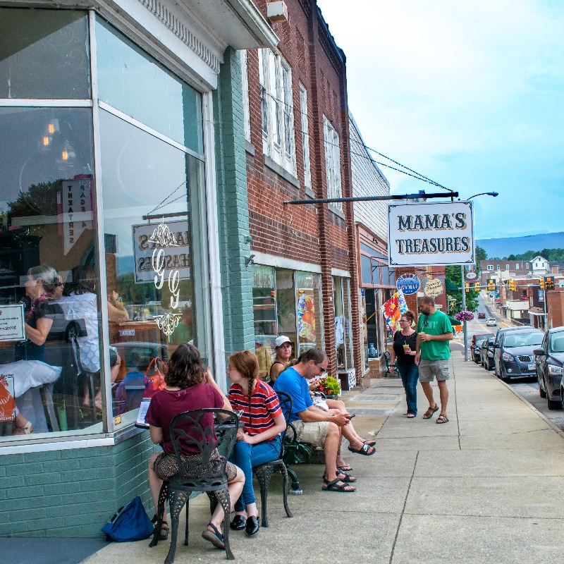 Luray Caverns isn’t the only hidden gem you can find in Luray, VA. The Mom & Pop shops scattered throughout the area are also chockfull of goodies just waiting to be discovered! Go out and support them this National Mom & Pop Business Day. 🛍️ #smallbusiness #shop