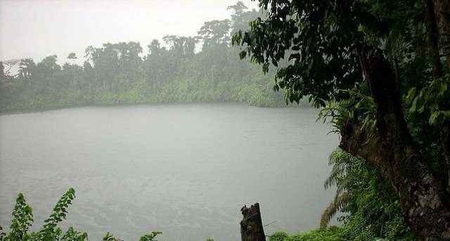 Cameroonians 🇨🇲 in 2023
Brasseries drinks only: 1.100.000.000 litres. 
Guinness + Wines + Whiskeys+others: ~1.300.000.000 litres 

Total : ~ 2.400.000.000 litres 

Lake DEBUNCHA 
Area: 6 hectares 
Max. Depth : 13.5m
Volume in Litres: 810.000.000 litres 

Cameroonians drank about