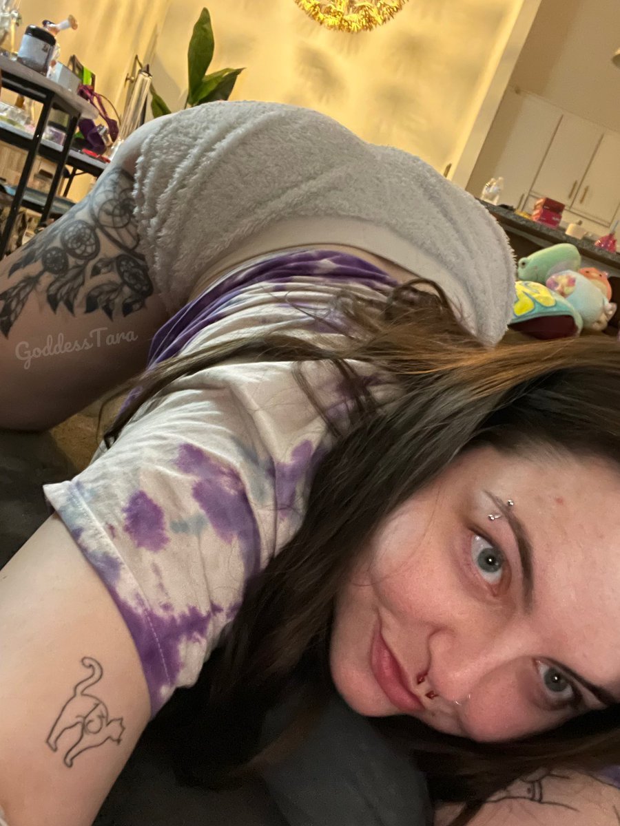 Getting behind me?😜🍑 Purchase premade vids or a monthly subscription for ONLY $24 on my ManyVids below 💦