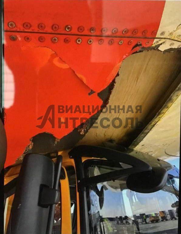 Emirates Airbus A380 (A6-EDM, built 2010) took substantial fuselage damage at Moscow-Domodedovo Intl AP (UUDD), Russia when a ground service vehicle collided with the aircraft's belly and became wedged underneath. Flight #EK134 to Dubai was canceled.
news-balashiha.ru/society/2024/0…