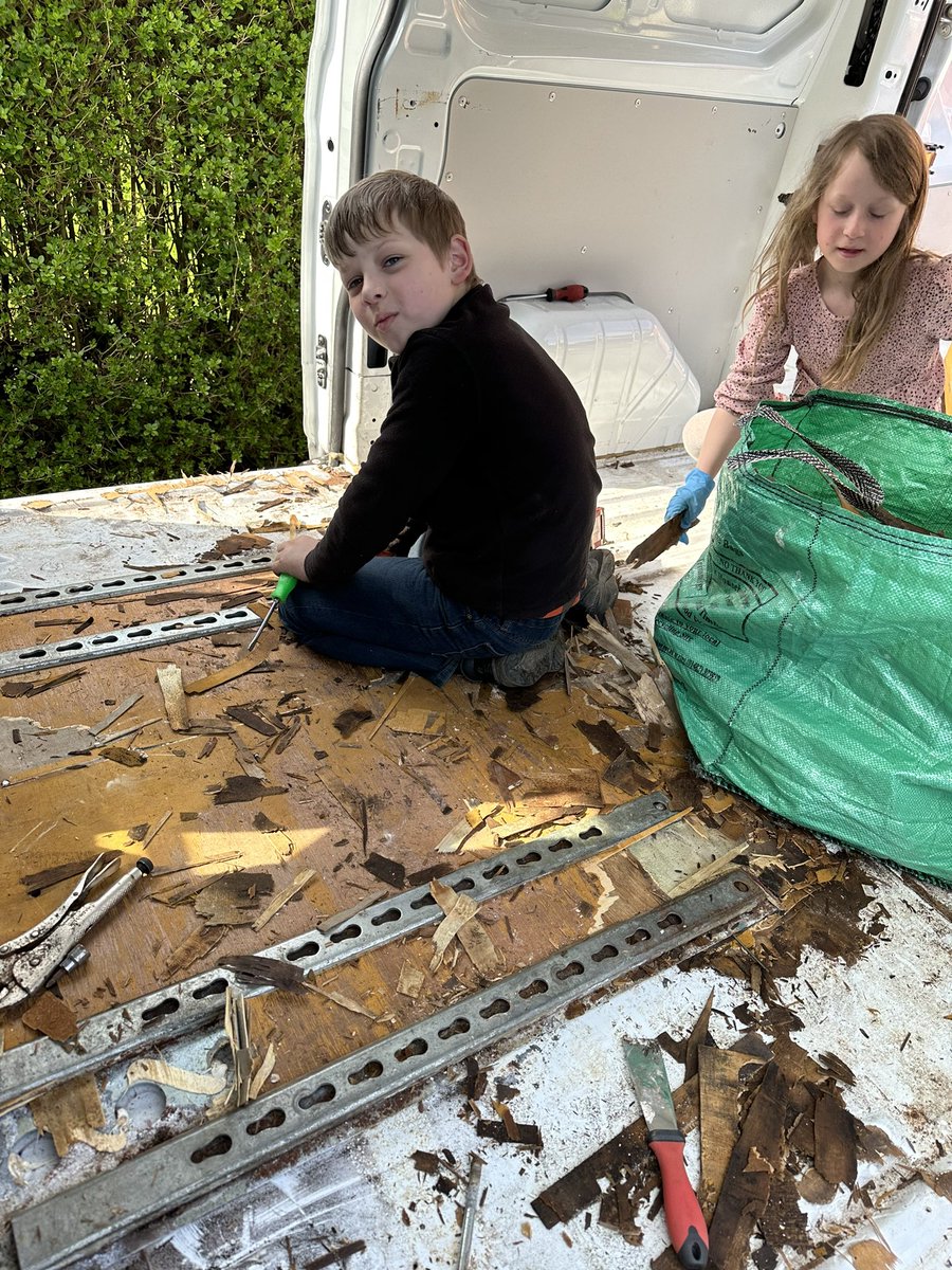 Gemmastones2's tweet photo. Normal family do normal thing in half term no not ours. Here is the new wheels new project new adventure kids are so happy mummy has finally got a van https://t.co/ZH5P4gZgg1