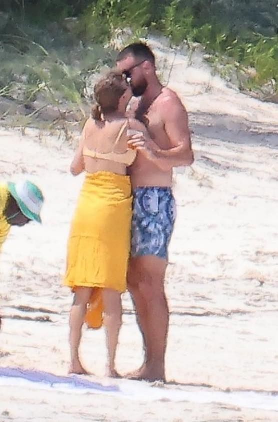 popular_mx's tweet photo. Taylor Swift y Travis Kelce derraman miel en las Bahamas.❤️😍 https://t.co/CJy6nFBKB0