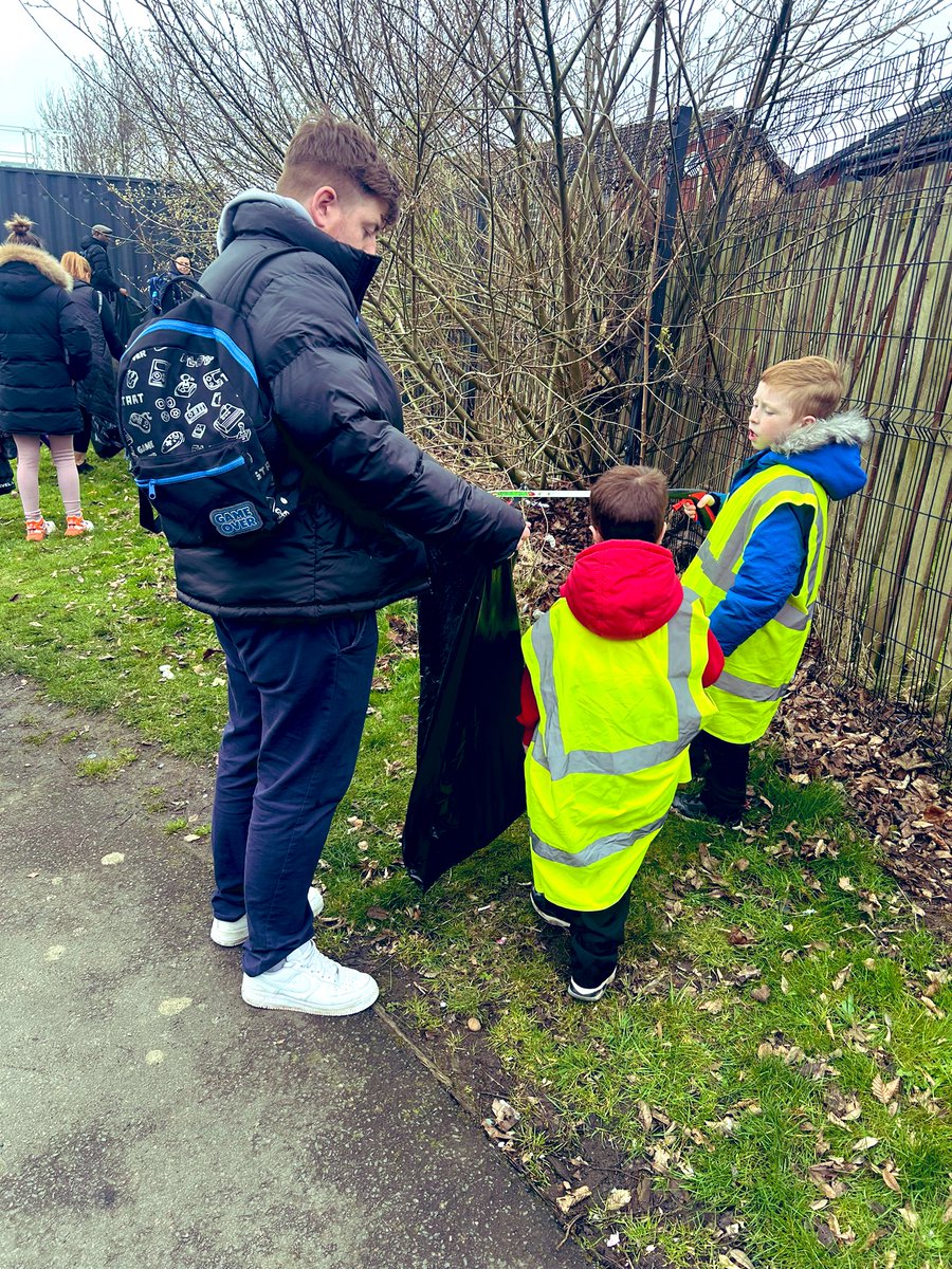 AntoninePrimary's tweet photo. A great turn out this afternoon for our βSpring Cleanβ of the playground. Huge thank to Miss S and the Eco Committee for organising such a great family event! π«βοΈ #ecoschool #robinrespect #responsiblecitizens https://t.co/RAoni6IyC3