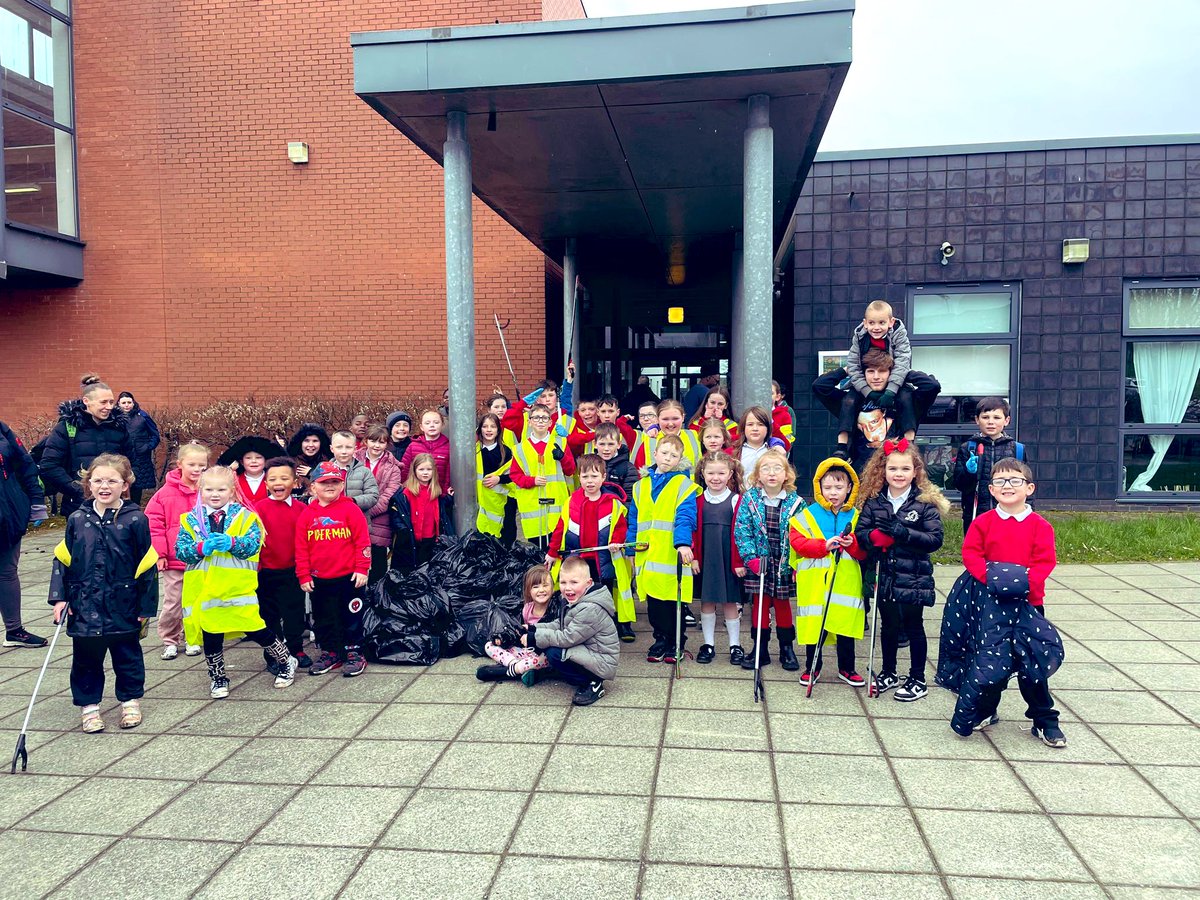 AntoninePrimary's tweet photo. A great turn out this afternoon for our βSpring Cleanβ of the playground. Huge thank to Miss S and the Eco Committee for organising such a great family event! π«βοΈ #ecoschool #robinrespect #responsiblecitizens https://t.co/RAoni6IyC3
