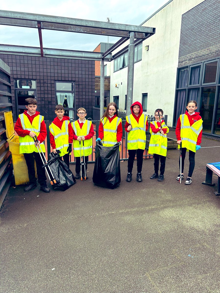 AntoninePrimary's tweet photo. A great turn out this afternoon for our βSpring Cleanβ of the playground. Huge thank to Miss S and the Eco Committee for organising such a great family event! π«βοΈ #ecoschool #robinrespect #responsiblecitizens https://t.co/RAoni6IyC3