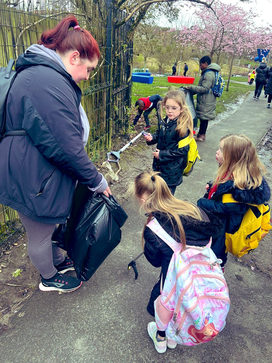 AntoninePrimary's tweet photo. A great turn out this afternoon for our βSpring Cleanβ of the playground. Huge thank to Miss S and the Eco Committee for organising such a great family event! π«βοΈ #ecoschool #robinrespect #responsiblecitizens https://t.co/RAoni6IyC3