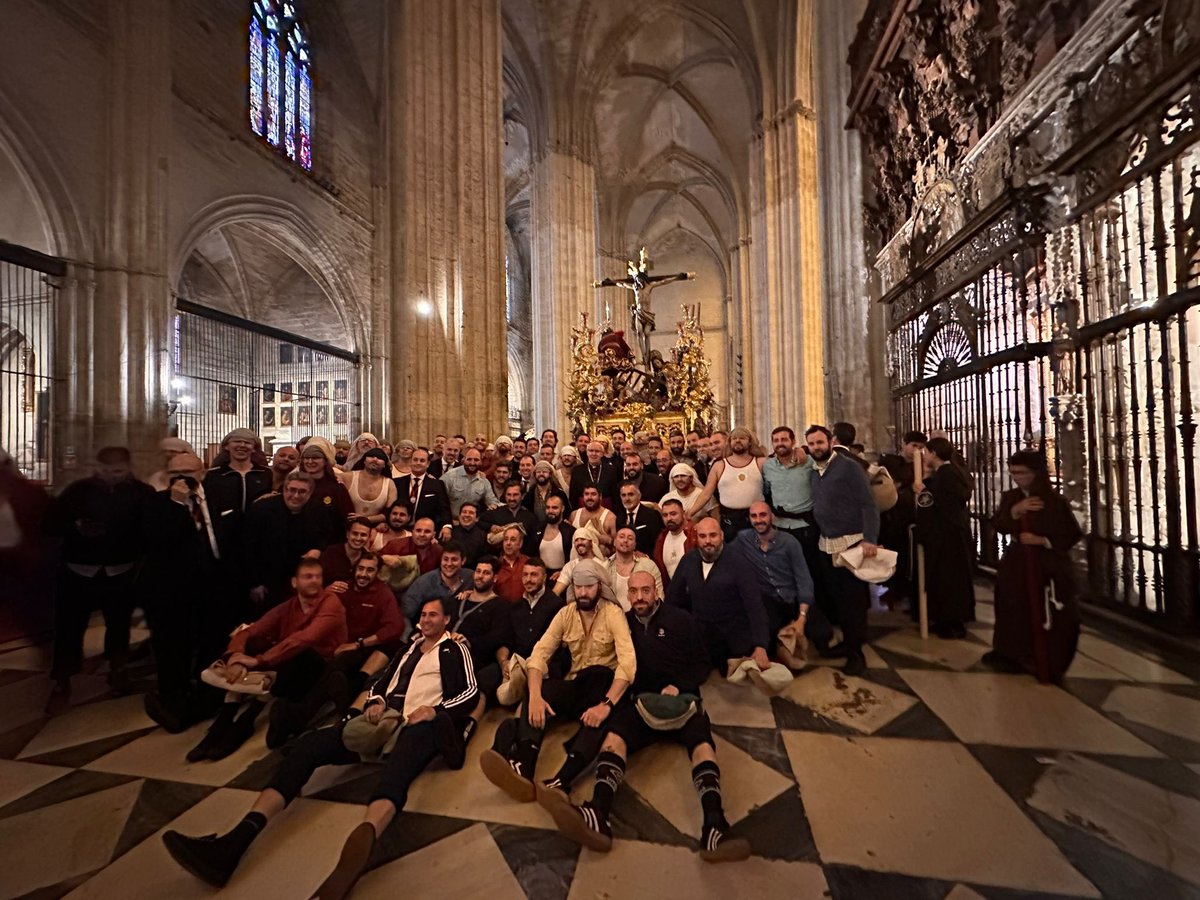 ArzobispoSaiz's tweet photo. Cercanía y apoyo a la Hermandad del Buen Fin, @HdadBuenFin. Saludo a la Cuadrilla de Costaleros, que mantiene la moral alta https://t.co/Y5d2uf3dSP
