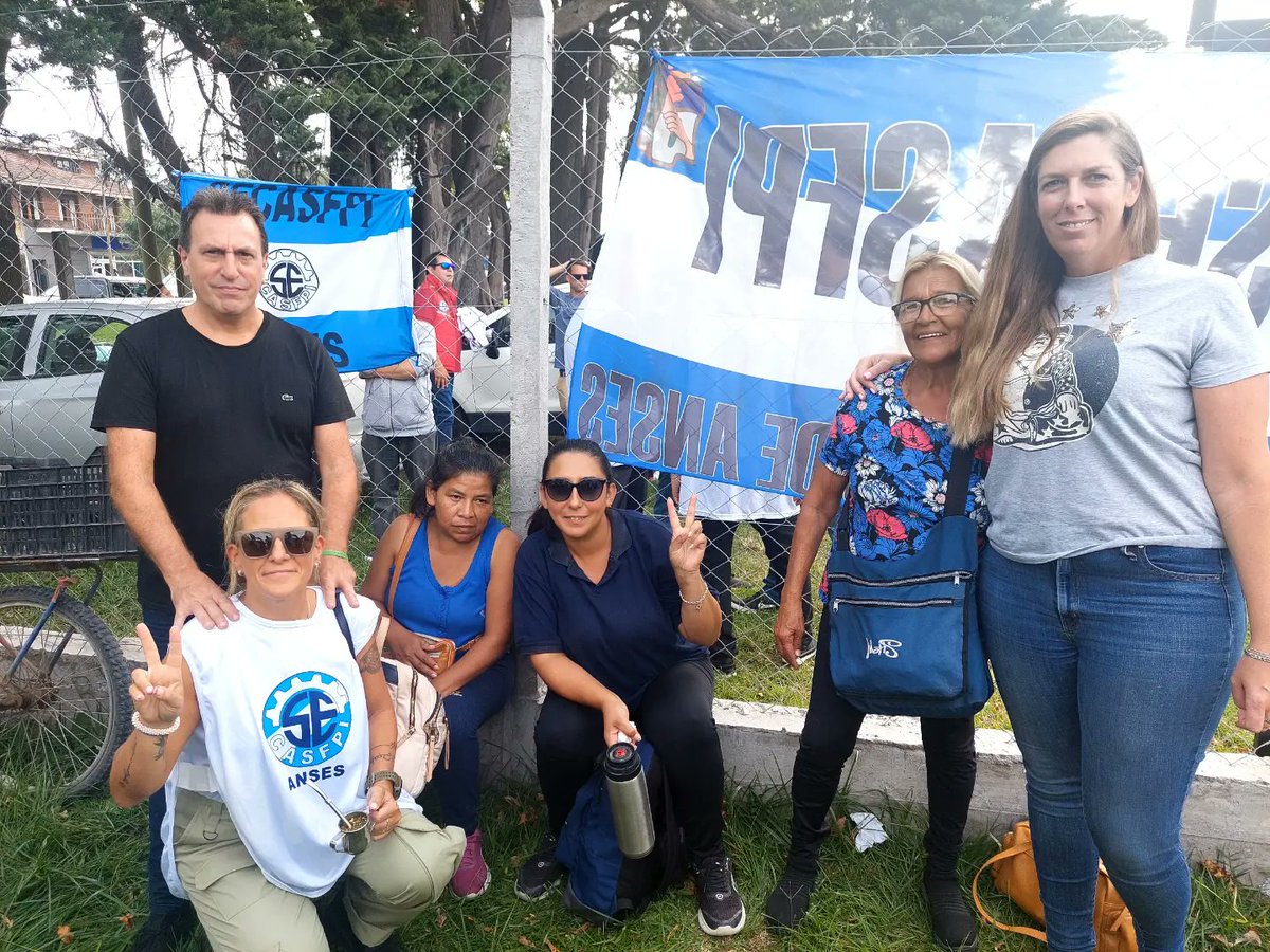 Abrazo a la oficina de Anses del Barrio Regional de nuestra ciudad.

Me solidarizo con cada una y cada uno de los compañeros despedidos.

Nadie se salva solo. Luchemos porque vienen por todos y todas.

#noalosdespidos
#noamilei

<a href="/FerRaverta/">Fernanda Raverta</a>
<a href="/patriaeselotrok/">La Patria es el Otro</a>