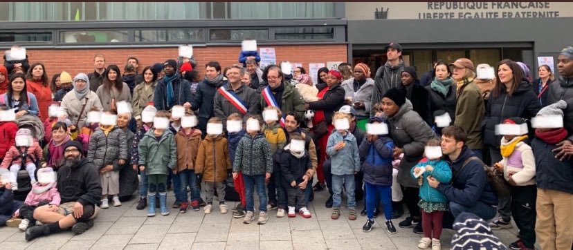 Devant l’école Leon Schwartzenberg ce matin avec @algrain_paris10 et les parents d’élèves pour dire non à la fermeture de classes ! 83 logements livrés cet été face à l’école ! Uniquement des lgts familiaux. Mais le rectorat ferme ! Nous, on défend l’école publique !