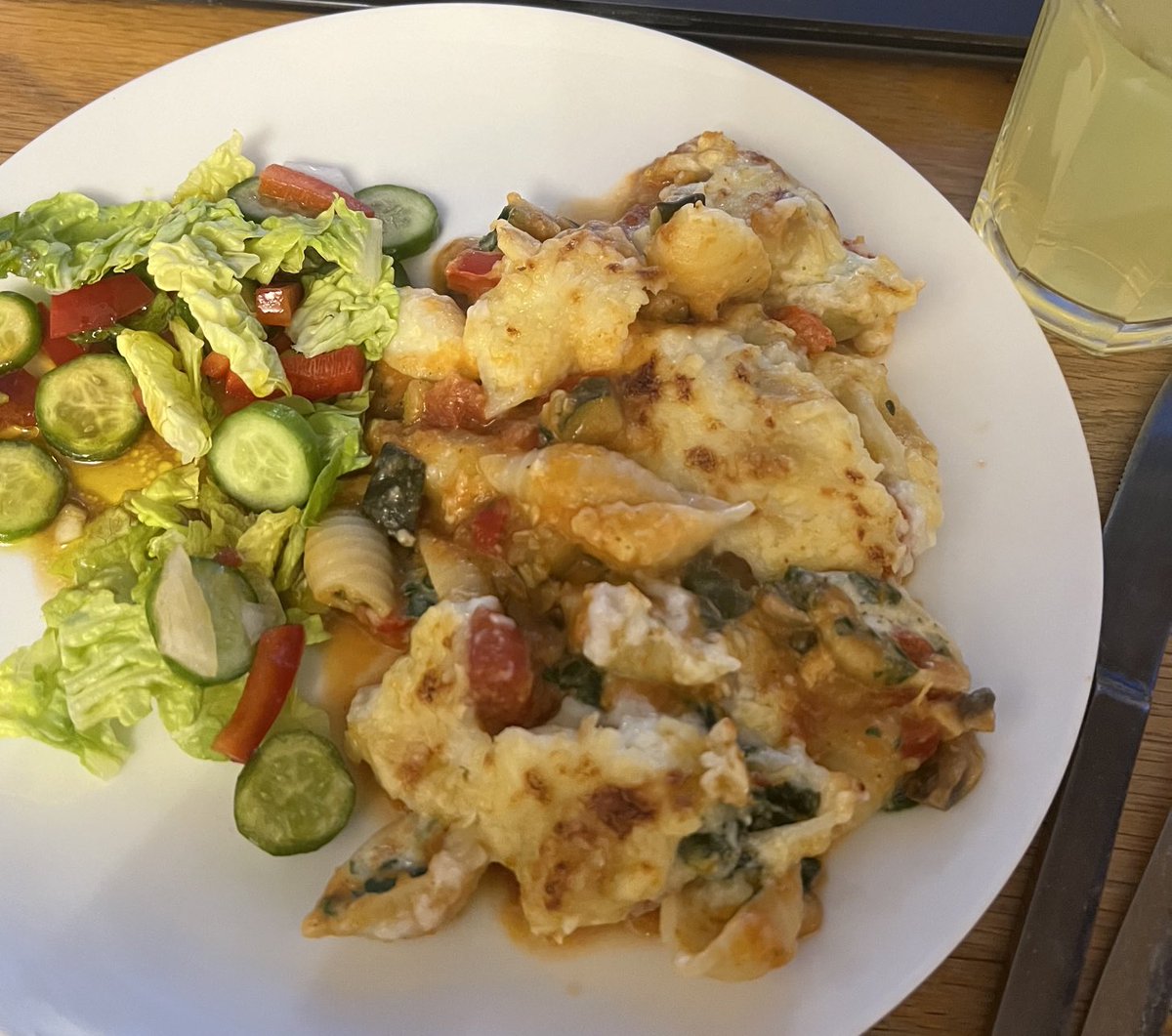 SalnPage's tweet photo. Spinach & Boursin filled pasta shells bake with courgettes, peppers & mushrooms. ‘Salbamic’ dressing salad.
#metea
Not had baby cucumbers before. They’re a revelation! Baby spinach too.👶🏻😁 https://t.co/8jgchoBADf