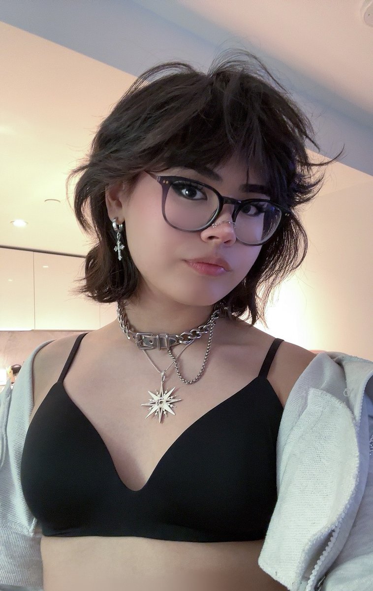 SlayzKiana's tweet photo. if trans women aren't women what am i https://t.co/YGRYqyT5hl