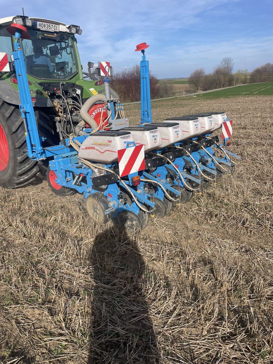 FWinkelhofer's tweet image. Heute haben wir #Rüben zur Zuckergewinnung gesät. Ein #Pilotprojekt, das Treibhausequivalentneutralen Zucker liefern soll. Ich glaube ja nicht, dass wir aufgrund solcher #Berechnungsmodelle die Welt retten, ich glaube aber an #Erosionsschutz und #conservationagriculture