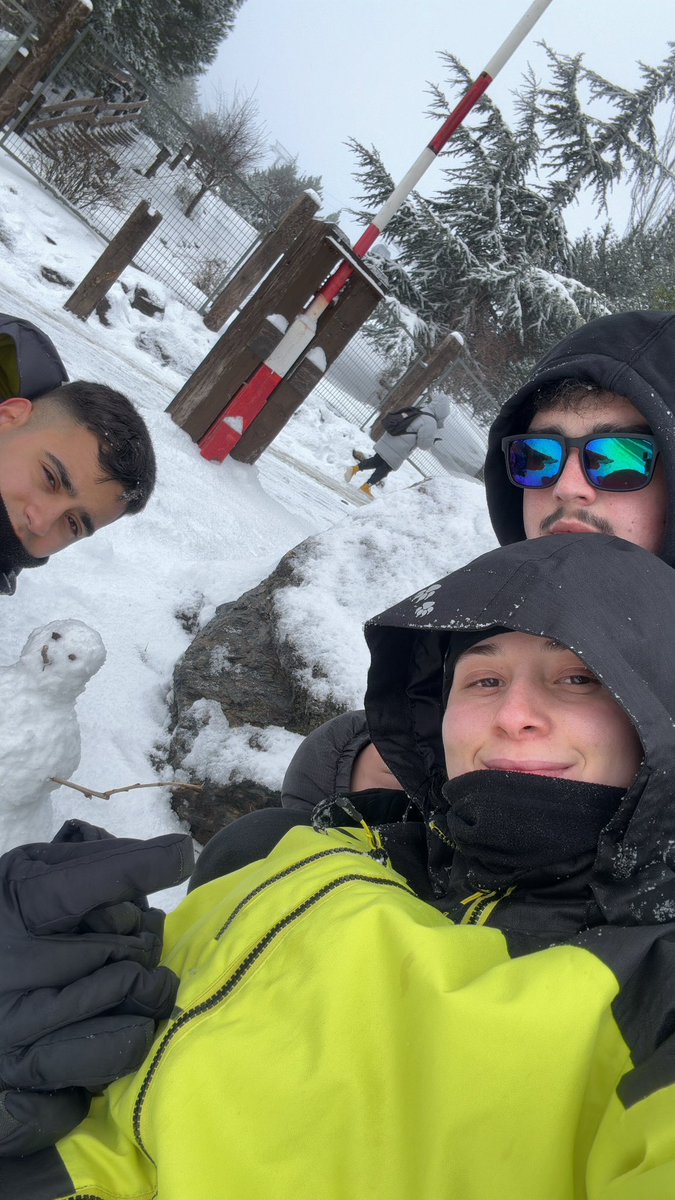 RakilolxD's tweet photo. Qué bonita es la nieve 🤬🤬❄️❄️ https://t.co/XFIQI8T3F0