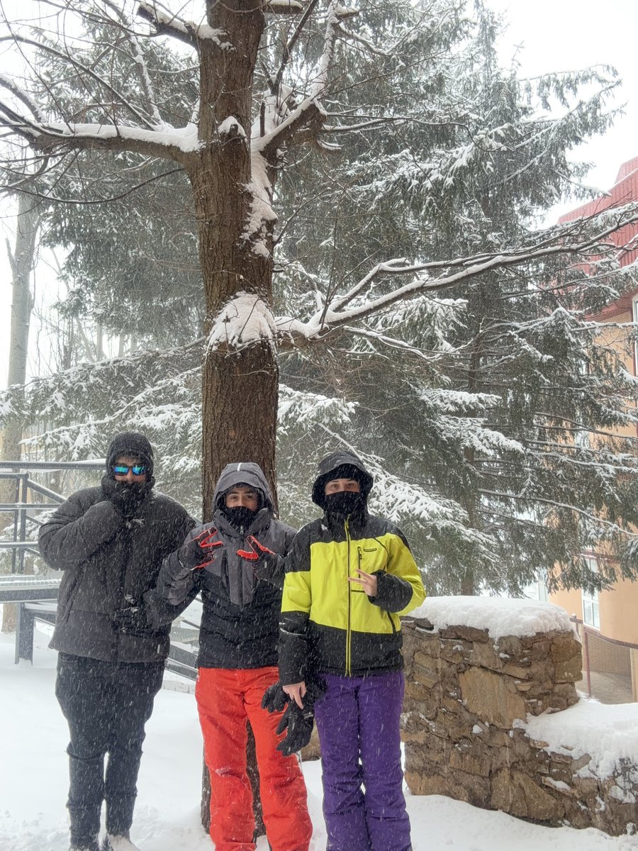 RakilolxD's tweet photo. Qué bonita es la nieve 🤬🤬❄️❄️ https://t.co/XFIQI8T3F0
