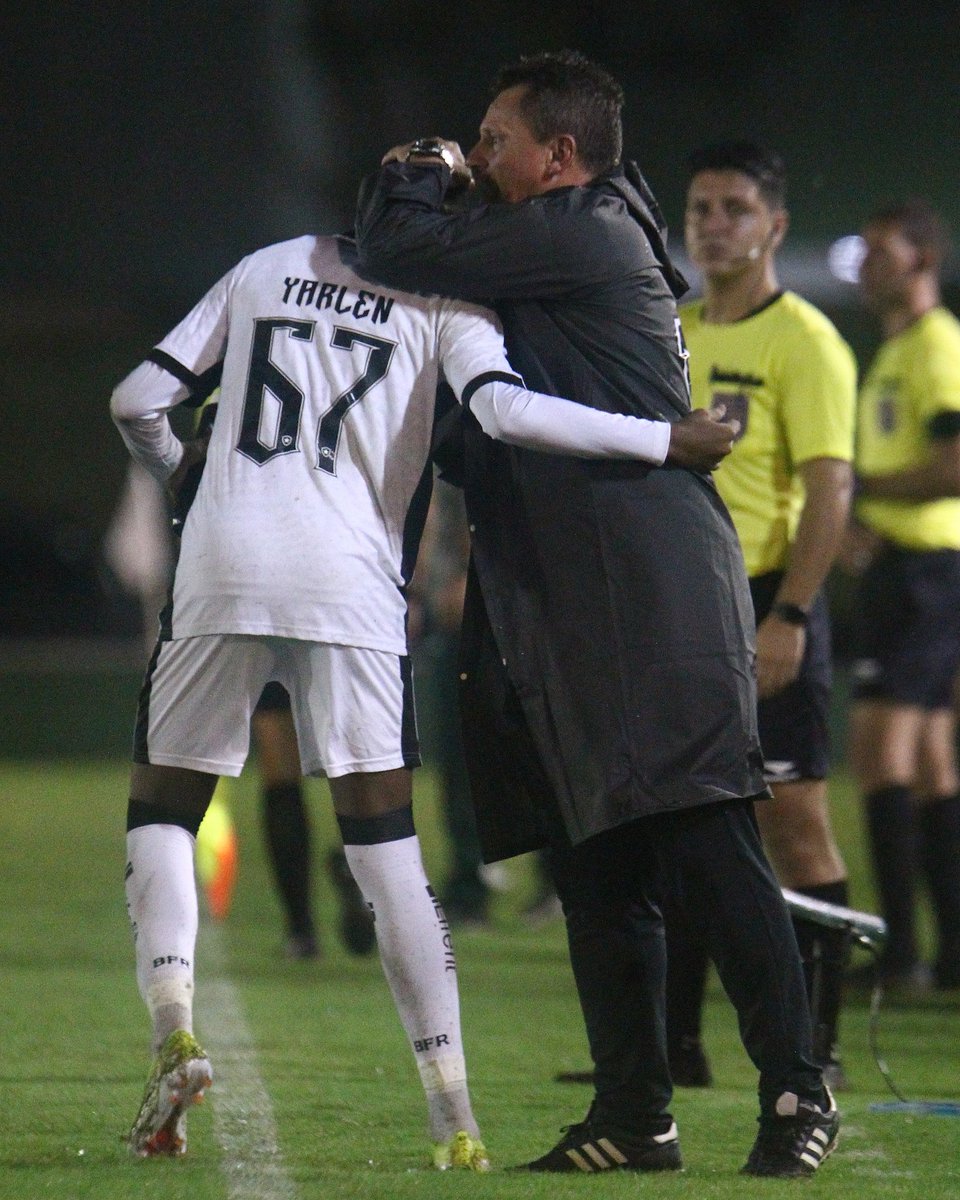 Fabio Matias acreditou. Colocou o garoto pra jogo.

Resultado: 1 gol e 1 assistência na conta de YARLEN.