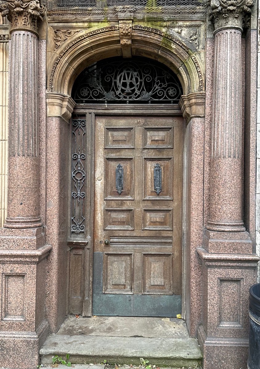 #AdoorableThursday Shrewsbury is the county town of Shropshire, in western England 📷Chris (who has to find a few more interesting doors to photograph!😉😀)
