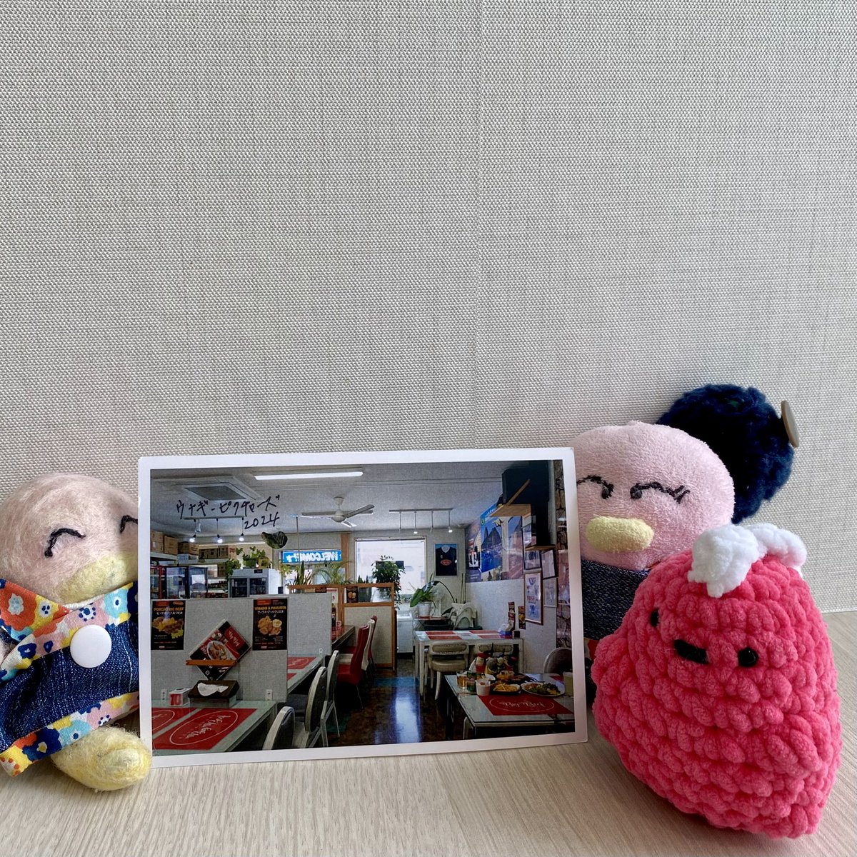 ogin_mama's tweet photo. びばちゃん！きゅんちゃん！
ウナトラさんからお葉書届いてるなの！
ビバ！
きゅん！
写真が外国っぽいおね？
ぐんまーらしいなのー！
#ウナギトラベル #unagitravel #ぬいぐるみ #ぬい旅 #ぬい撮り #ぬいぐるみ好き #ぬいったー #ぬい写真 #ウナギピクチャーズ https://t.co/ItQm4sNPdQ