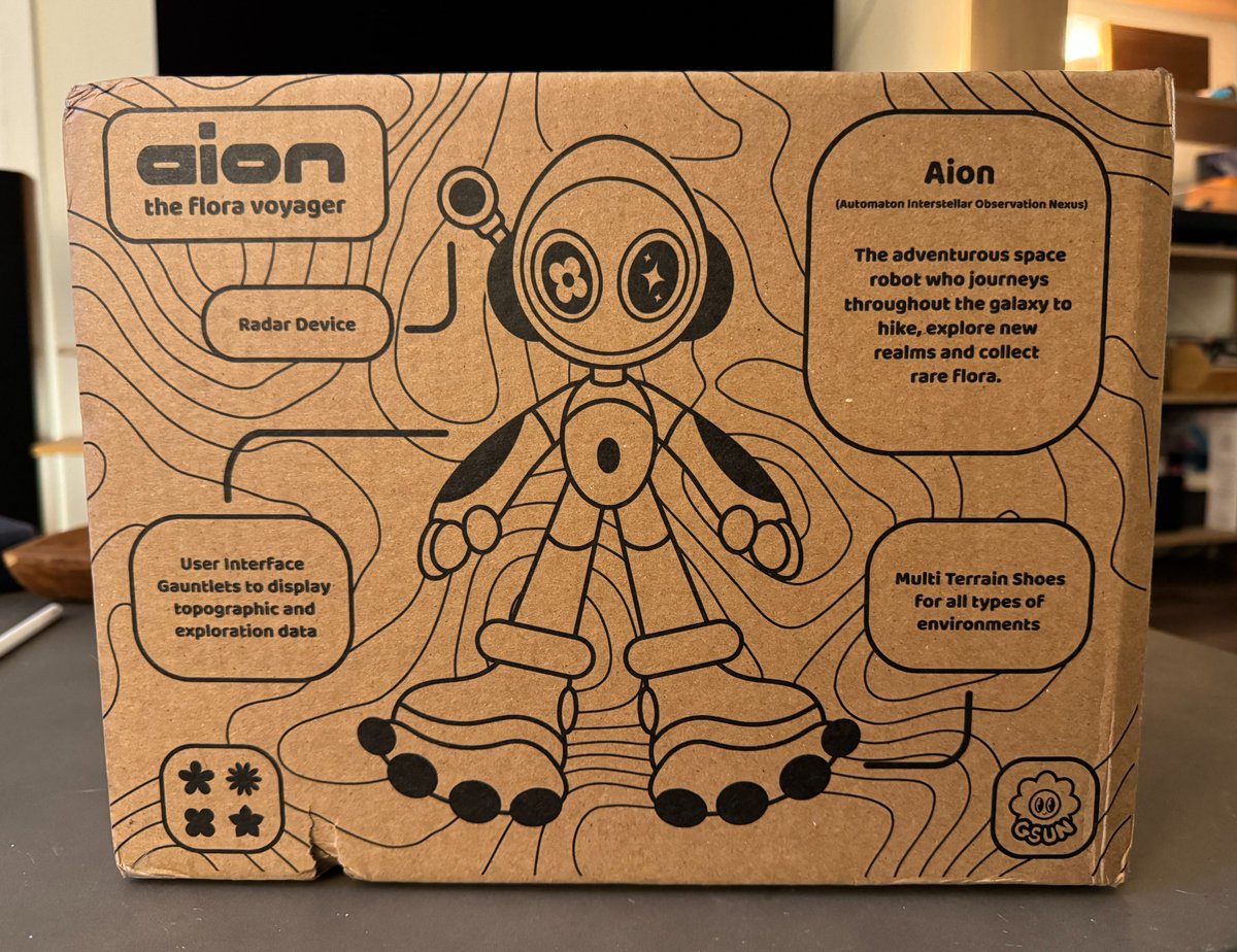 look who showed up! I went to designercon in december and this statue by Gordon Sun of his explorer botanist robot character 'Aion' absolutely caught my eye, had to pre-order it. Super pleased with this colorway, and love the packaging hahah gsundraws.com