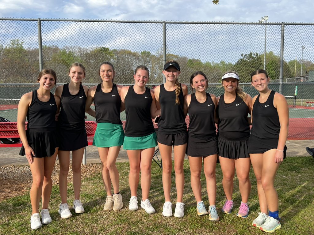 North Hall boys and girls clinch State playoffs by getting to the semifinals of the region tournament 🎾🏆