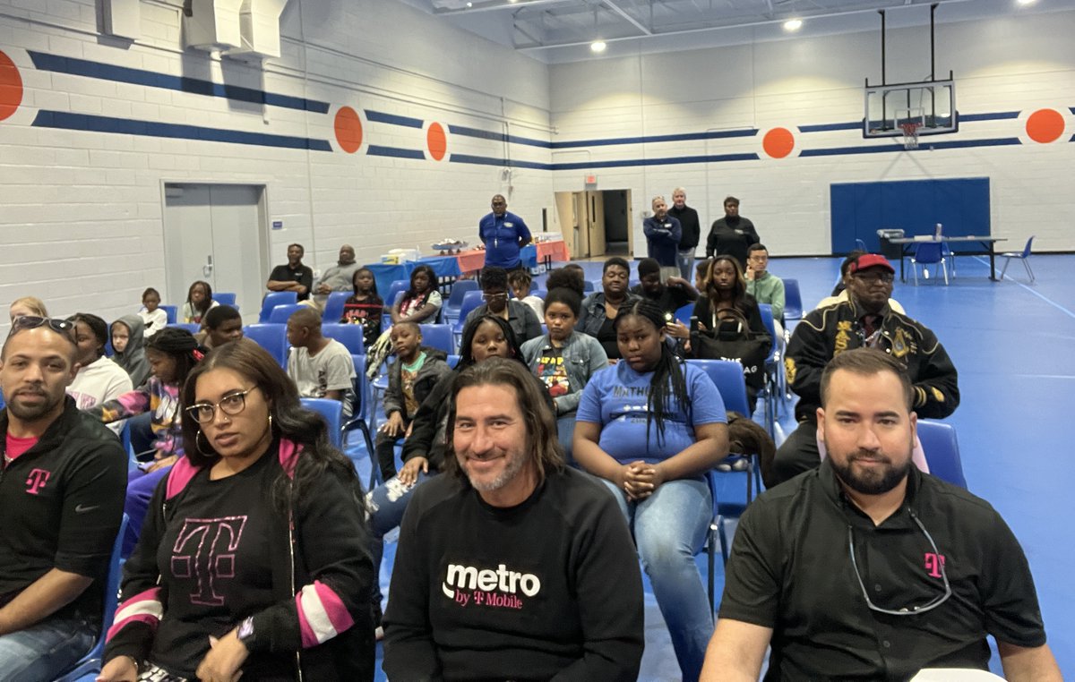 Tonight, @tmobile presented the City of Hickory with a $50K check for a #HometownGrant to make improvements to Samuel William Davis, Sr. Multipurpose Field. Thanks to all who joined us at Ridgeview Recreation Center to celebrate! @4everJod @JonFreier hickorync.gov/city-hickory-r…