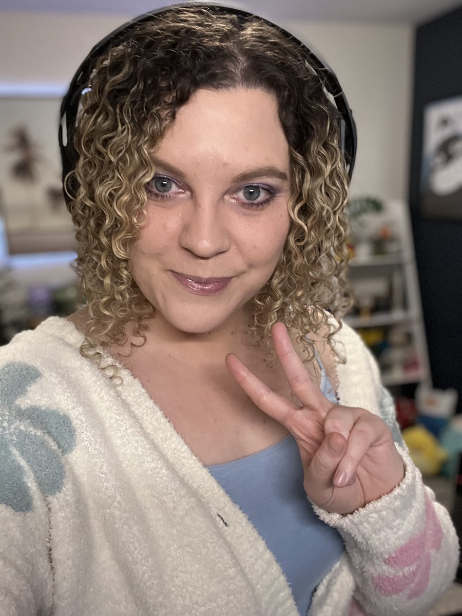 I'm LIVE, babes!! 🥰 We're chatting PAX recaps, unboxing loot from the show floor and unveiling NEW EMOTES?? 👀 Then we're starting a new game for @NoSmallGames!! twitch.tv/aspecificegg