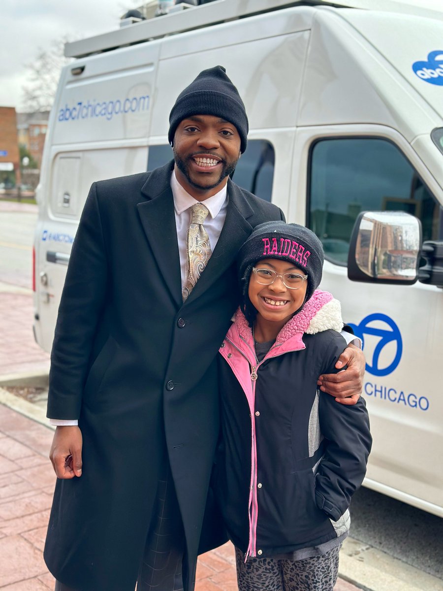 After a day of news developments minutes before air, it was a pleasant surprise to end my work day meeting 10-year-old Kenz after my live shots. She reminded me of a 10-year-old Tre who would run to the TV every time Hosea Sanders appeared on @ABC7Chicago. It’s these moments…