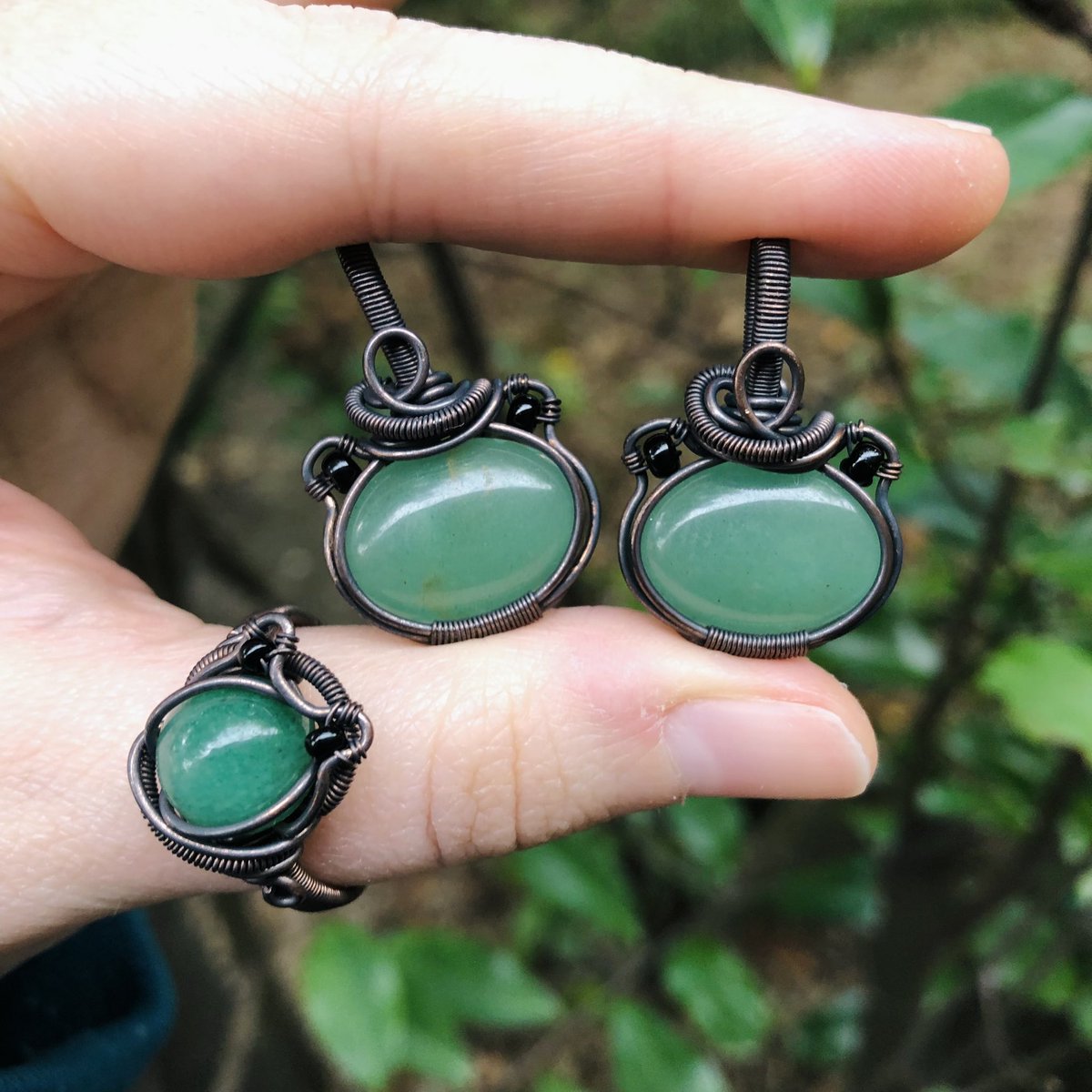 washbears_wares's tweet image. matching froggy buddy pendants + ring custom 🐸✨💚