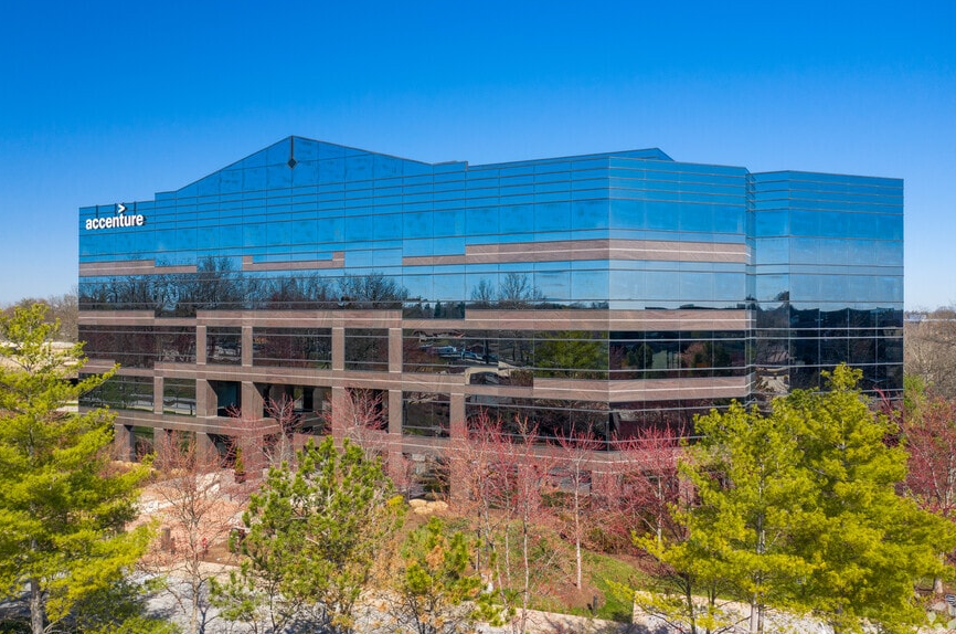 JUST IN: A 9 building office campus in St Louis just sold at a massive 70% discount to what it last sold for in 2015 The 984k sq ft complex sold for $41.5M or about $42 per sq ft The seller purchased the buildings for ~$140M just 9 yrs earlier For the latest updates on…