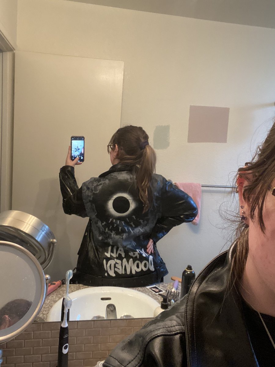 MemeQueenIV's tweet photo. i am ashamed to say i have never left my dan and phil phase,,,,,

i fucking love this jacket already thank you @danielhowell !!!

time to send a photo to the respectful™ group on snapchat https://t.co/nS1EOM3dMW
