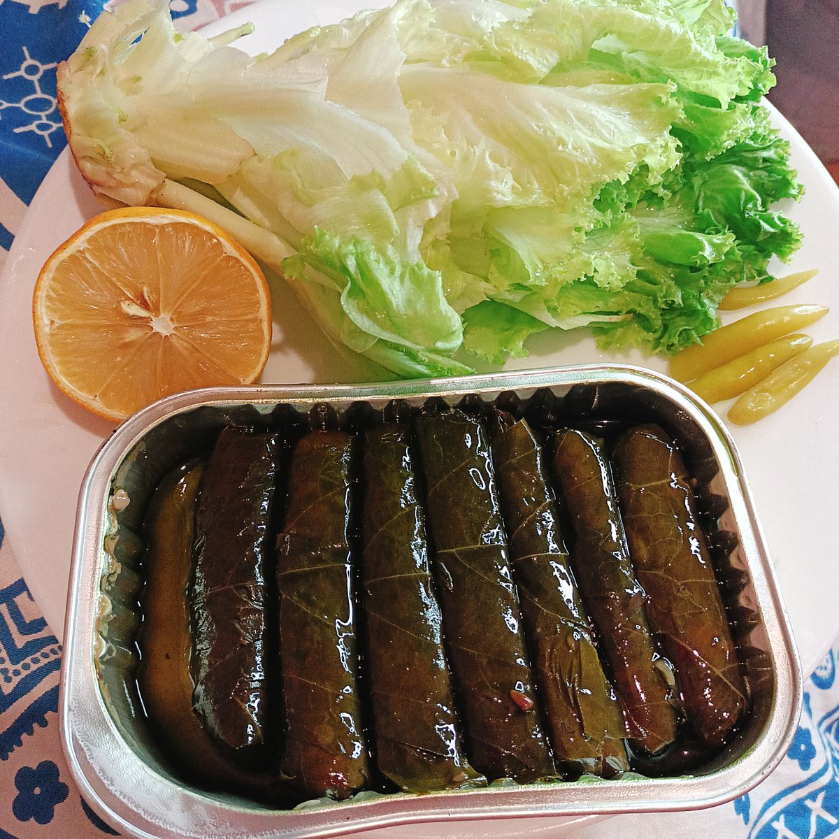 marul, limon, süs biberi, yaprak sarma, kısaca su uyur düşman uyur ben uyumam olalalalalalalalalala👑😍🏆👏👏👏👏👏👏👏👏👏👏👏👏 #lettuce #stuffedgrapeleaves #lemon #pepper #girl #bitcoin