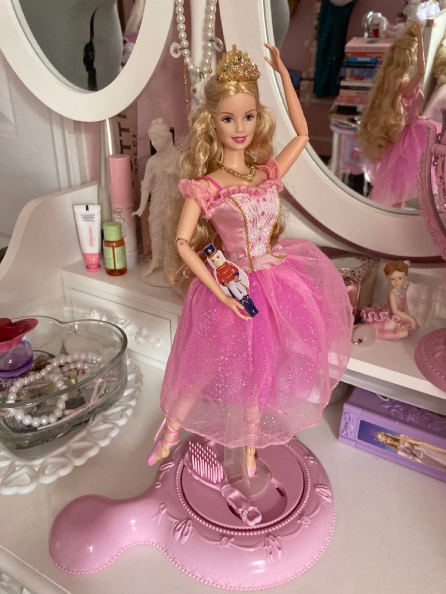 Margot_ThePyre's tweet photo. Send her money??

Nah send here early 2000 nostalgic Barbie toys https://t.co/rrfTdiG4YU