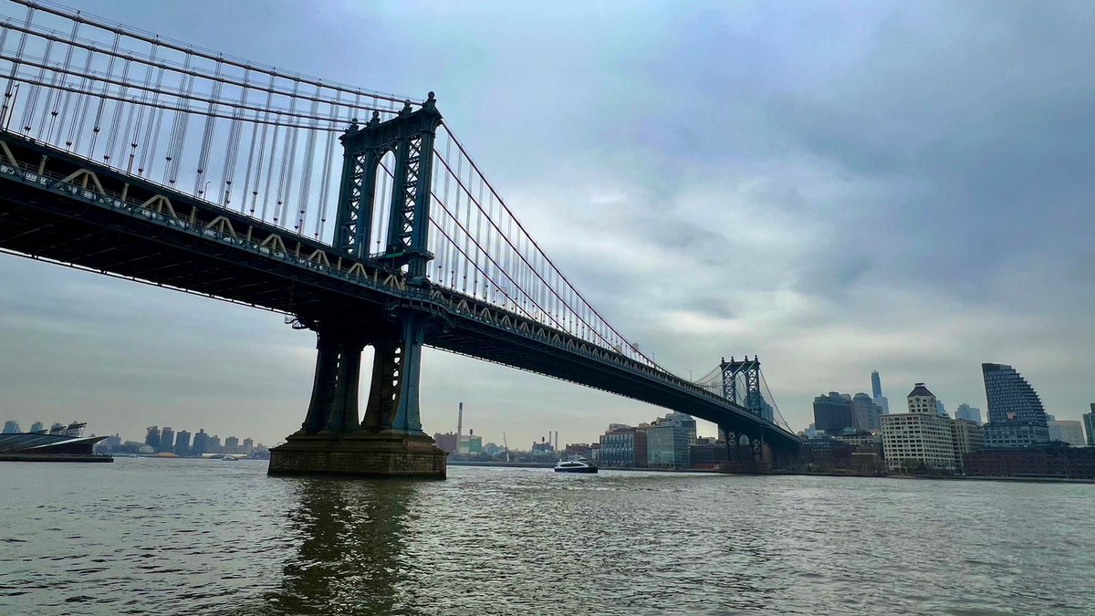 omardpal's tweet photo. The Manhattan Bridge. (4 of 21)

#manhattanbridge #eastriver #humpday #NYCBridges #eastside #NYCNeighborhoods #NYCViews #NYCPhotography #nyclife #nbc4ny #abc7ny #fox5ny #ny1pic #cityscape https://t.co/QufsdTu3Ud