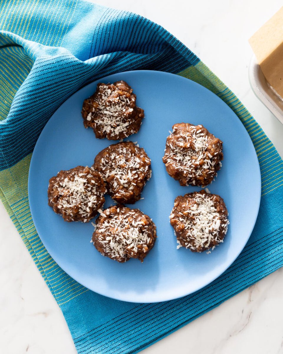AtkinsInsider's tweet image. Raise your hand if you've made no bake #cookies before! 
Now raise your hand if you've been looking for a #KETO version.... 

#NoBake Keto Chocolate Coconut Cookies #Recipe: ms.spr.ly/6014csR0g 
4.9g Protein
11.4g Fat
3g Fiber
140cal
2g #NetCarbs