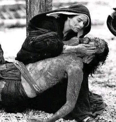 ¡No la ofendas! 

No sabes lo que sufrió la Santísima Virgen María al ver cómo su hijo, Jesucristo, era crucificado. 

Y algunos malvados llenándola de odio con ofensas e insultos, si no la amas; respétala, es madre de nuestro Salvador 🥺💔 ¡Nuestra madre!