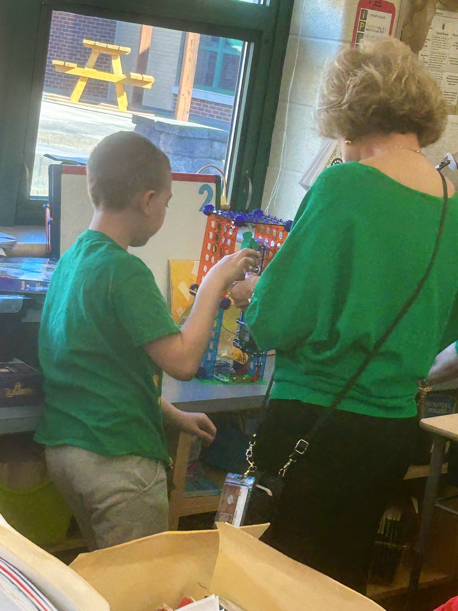 Pineroom14's tweet photo. Fun week in Room 14! Our principal took time out of her busy schedule to see a student’s STEM project, egg hunt with first graders and learning about circuits! #lovemyjob #lovewhoiworkwith https://t.co/LSNTKusTAz