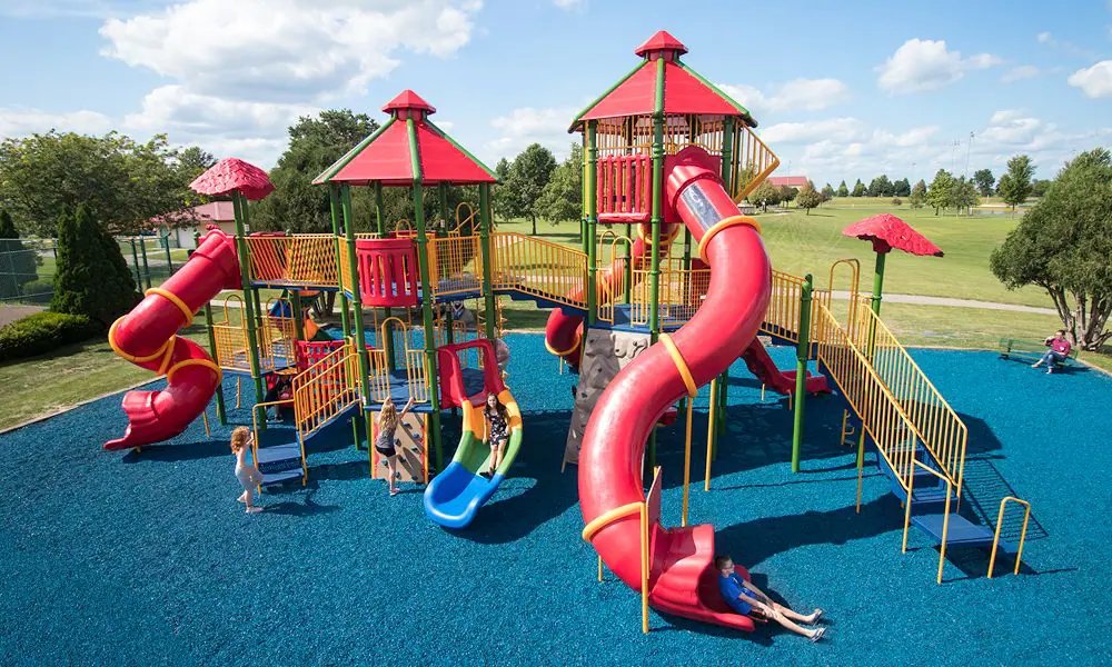 this is the playground i met jake at. ALSO THE ONE HE BROKE MY HEART AT !!! HE FELL IN LOVE WITH.... samanthaa.... on the slides... WE HAD SOMETHING SPECIAL!!! OUR SWINGS WERE INSYNC !! i cannot BELIEVE this #minortwt #playgroundtwt