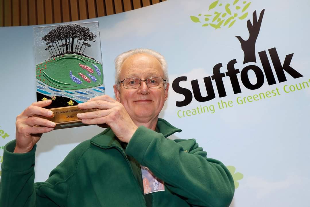 SuffolkTrees's tweet image. It’s official! STWN’s very own Green hero @greensuffolk David Appleton and the amazing Native Black Poplar tree that he is helping to save. #TreeWarden @TheTreeCouncil @WoodlandTrust