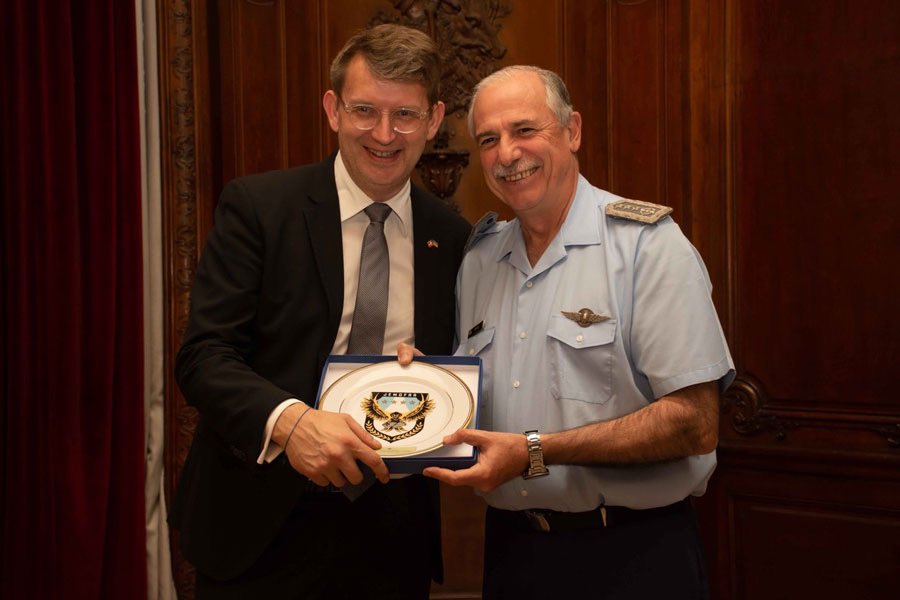 Este 27 de marzo el ministro de Defensa danés, Troels Lund Poulsen asistió a la sede del Estado Mayor General de la Fuerza Aérea Argentina. Durante su visita mantuvo una reunión en el despacho del titular de la Fuerza Aérea Argentina, brigadier mayor Mengo.