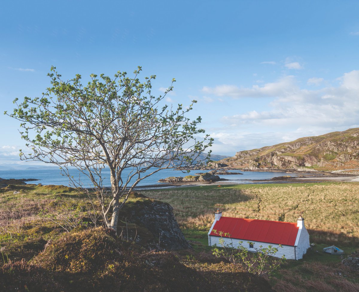 🏝️Jura is ‘un-get-at-able’. It remains apart even today, home to more wild animals than people, a place of prehistoric geology & a rare frontier spirit. 🎒David Lintern discovers a place where the road really does end. Read on in #TheGreatOutdoors: thegreatoutdoorsmag.com/latest-issue/e…