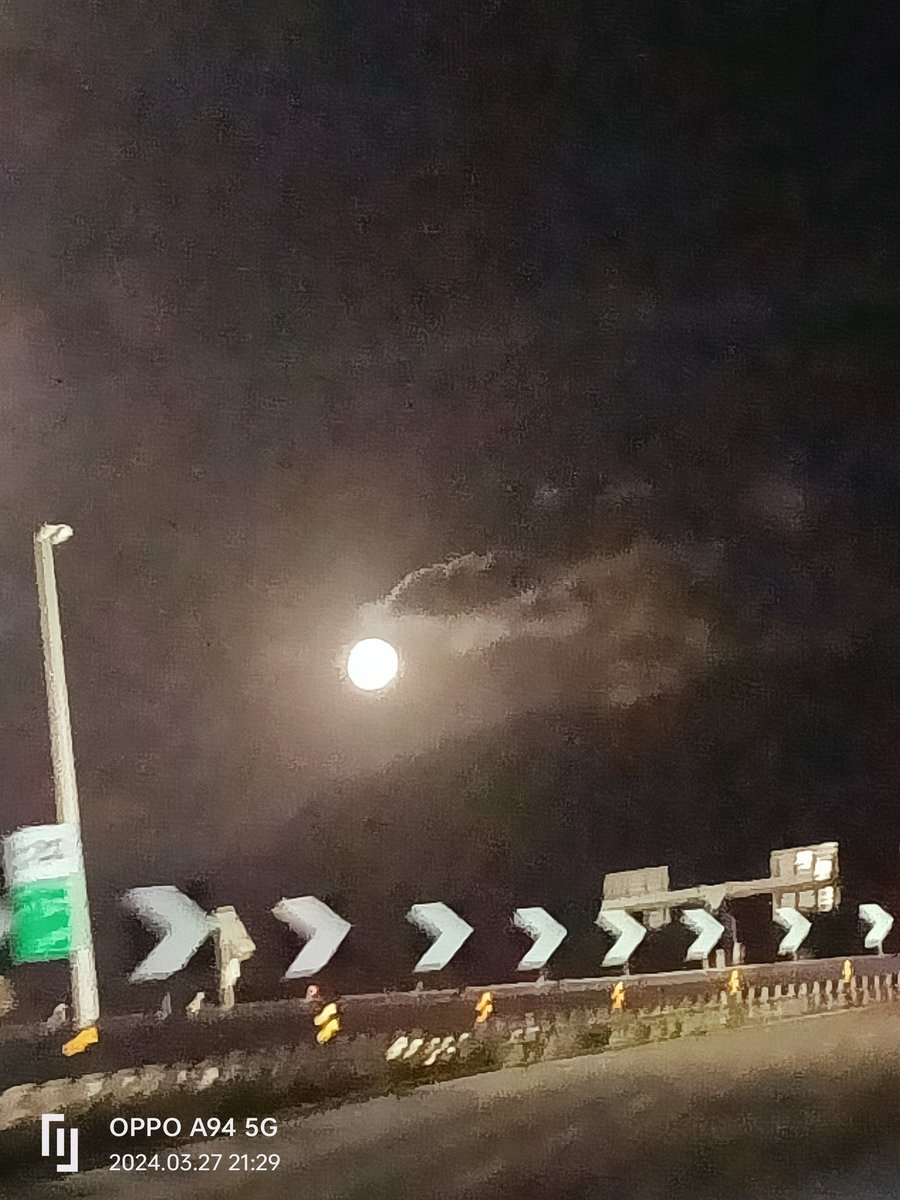 GuglielmoGrella's tweet photo. Che luna stasera...peccato essere così stanco da non riuscire nemmeno a godersela...sogno solo il letto! #chevitadimerda https://t.co/Tf83L9DeTG