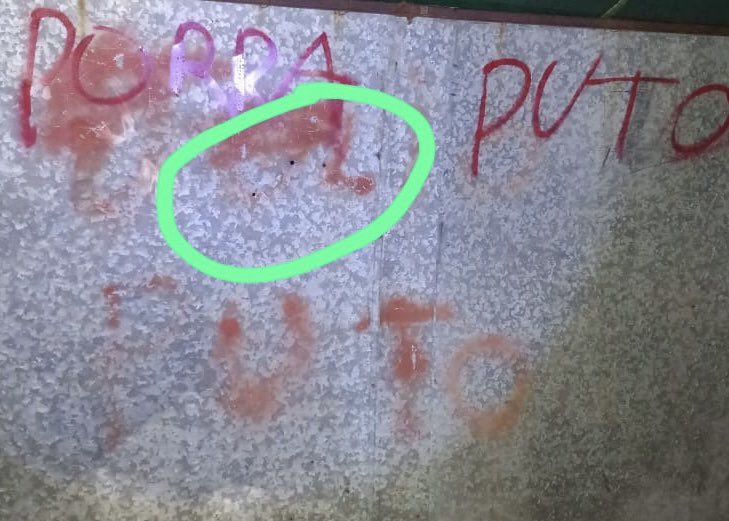 PatoBullrich's tweet photo. GENDARMES PRESENTES PARA TERMINAR CON LAS BALACERAS

Tres hombres dispararon contra el frente de una casa en Rosario y huyeron. Los gendarmes inmediatamente cercaron la zona y los detuvieron. Quisieron deshacerse de las armas, pero el dueño de la casa los reconoció.

Ni un paso atrás contra el delito.