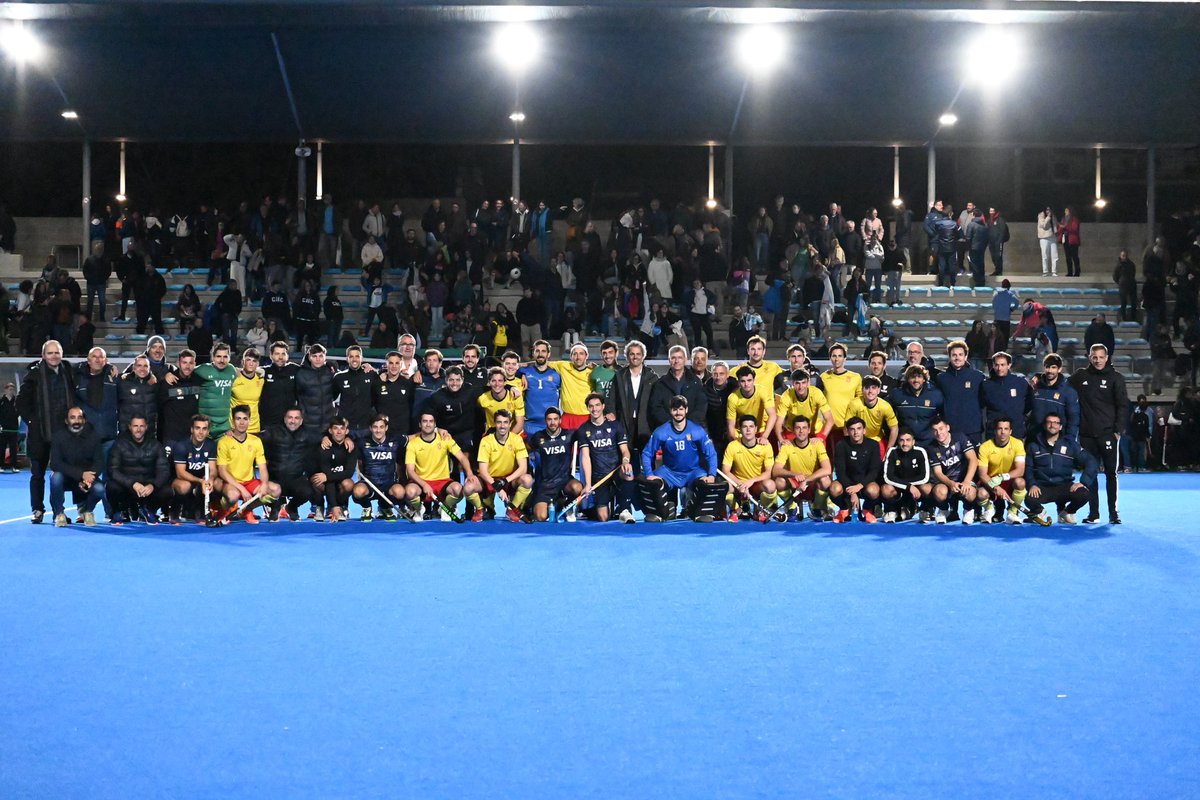 🏑 FINAAL a l'Estadi Martí Colomer

Catalunya cau davant #LosLeones de l'<a href="/ArgFieldHockey/">Argentina Hockey</a> amb més de 3000 espectadors 

Moltes gràcies a tots els assistents! 👏🏻

#SomFederació #HockeyCat #CatalunyaArgentina #EsportCat