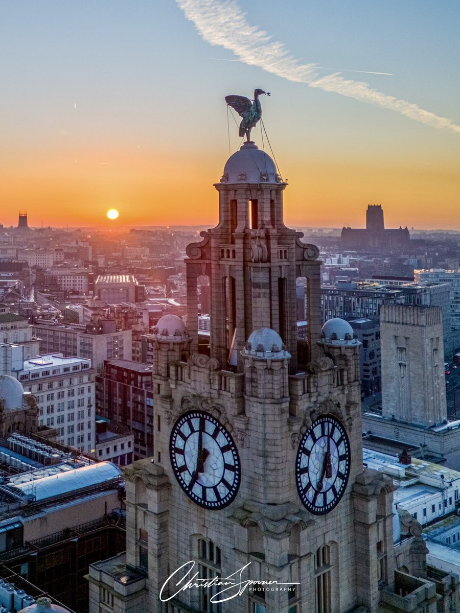 SP00NS's tweet image. ☀️ #sunrise @RoyalLiver1911 in lovely #Liverpool 🤩 #drone #photography #liverbirds
