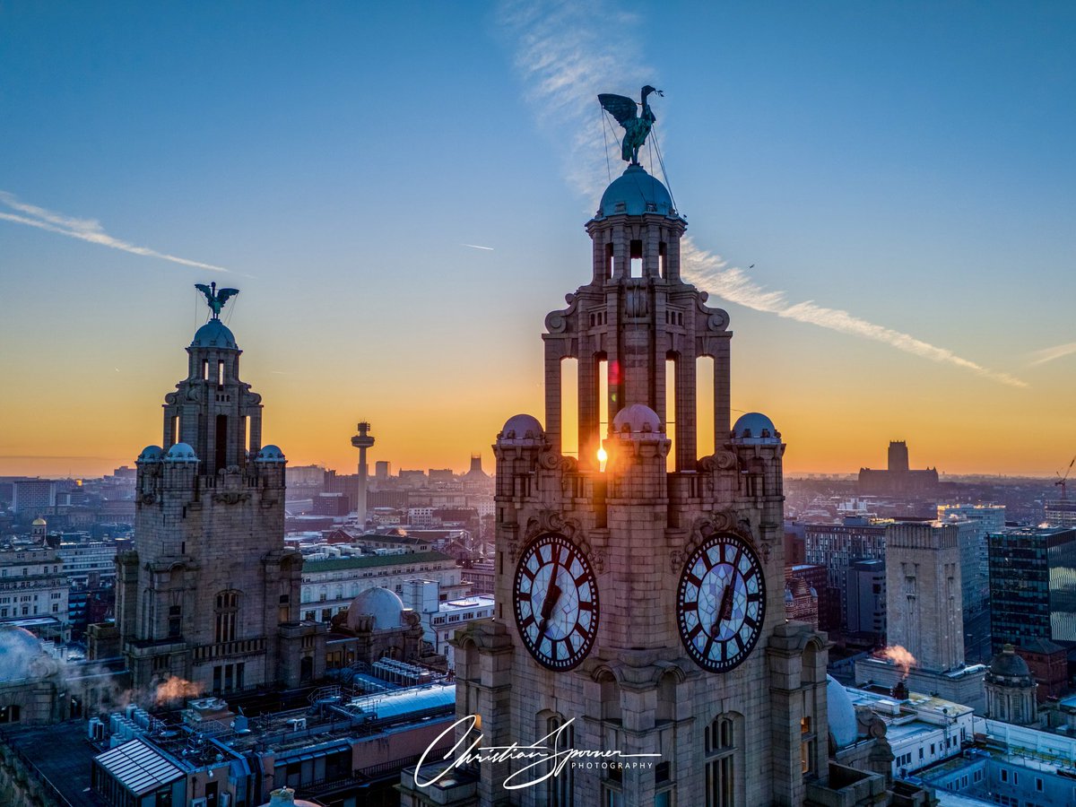 SP00NS's tweet image. ☀️ #sunrise @RoyalLiver1911 in lovely #Liverpool 🤩 #drone #photography #liverbirds