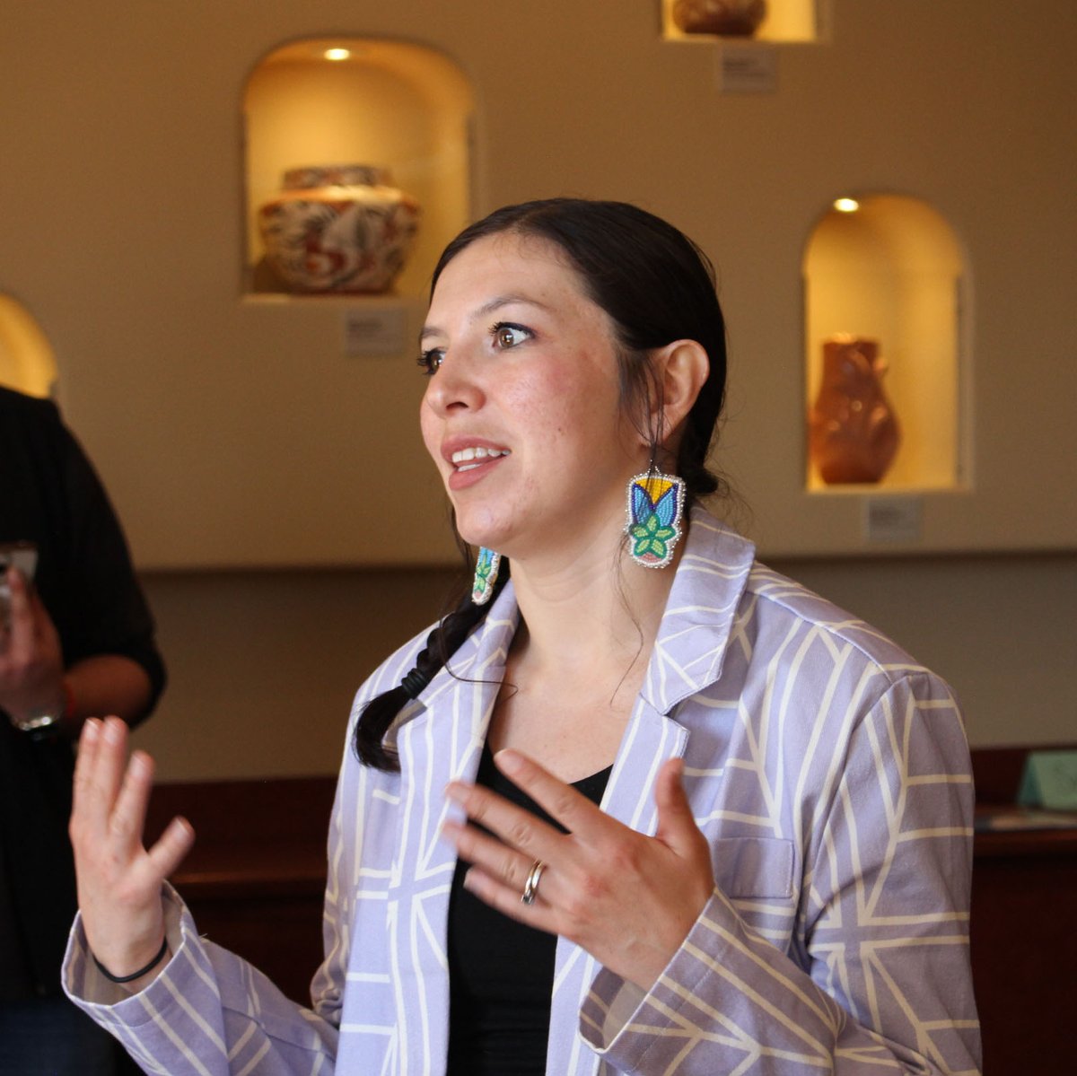 FNDI303's tweet image. "Everyone in this room has a gift, and it's great to see how we're all using our gifts to benefit our communities... It's good to see all of these people across Indian Country sharing those gifts." -Rose Bear Don’t Walk #KnowledgeThatsNative