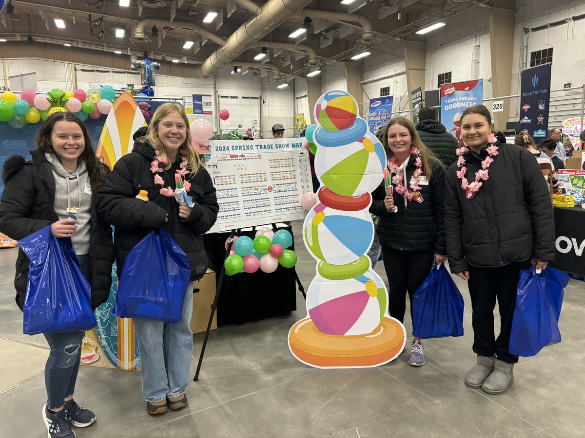 KaitiGeorge's tweet photo. @UNKKSS students enjoying the Cash-Wa food show as part of their Nutrition Through the Lifecycle class!   I ask in every class- what did we learn today? Today we learned that Food is just so dang FUN! #PoweroftheHerd #nutrition #experientiallearning https://t.co/qpl1JMdkUF