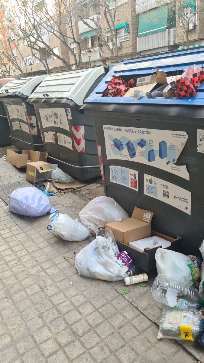 BASURA: Así esta la zona de Juan Llorens-Arrancapins. De esta tarde. Incomprensible ¿Para qué pagamos impuestos? ¿Dónde están las maquinas de Agricultores de la Vega?